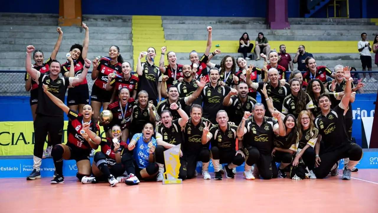 Jogadoras do Sesc RJ Flamengo comemoram o 21º título carioca de vôlei feminino após vitória sobre o Fluminense
