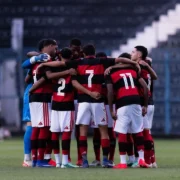Jogadores de Corinthians e Flamengo durante confronto pelo Campeonato Brasileiro Sub-17 de 2026 em São Paulo