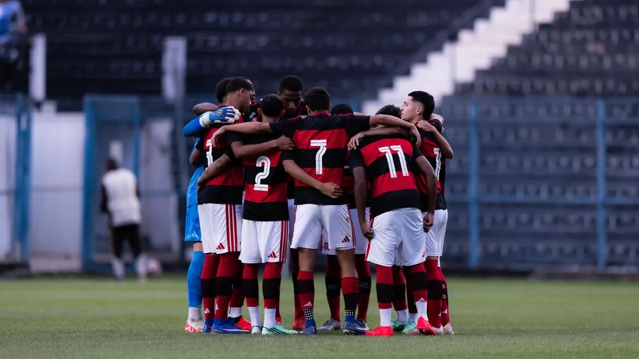 Jogadores de Corinthians e Flamengo durante confronto pelo Campeonato Brasileiro Sub-17 de 2026 em São Paulo