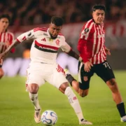 Jogadores de Estudiantes e Flamengo disputam a bola na semifinal da Libertadores 2026, em La Plata