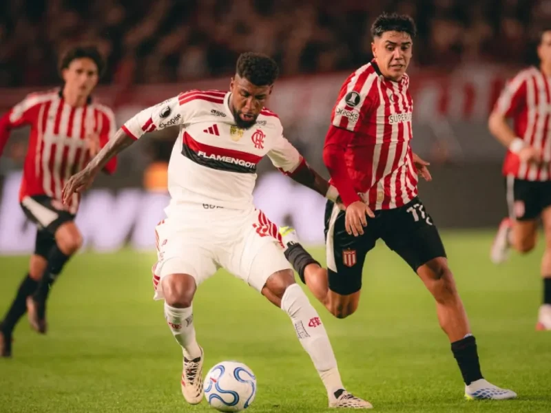 Jogadores de Estudiantes e Flamengo disputam a bola na semifinal da Libertadores 2026, em La Plata