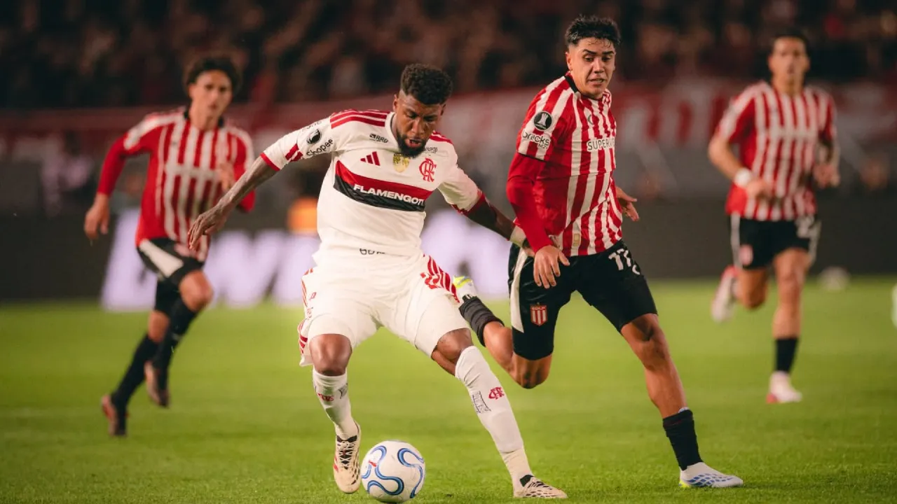 Jogadores de Estudiantes e Flamengo disputam a bola na semifinal da Libertadores 2026, em La Plata