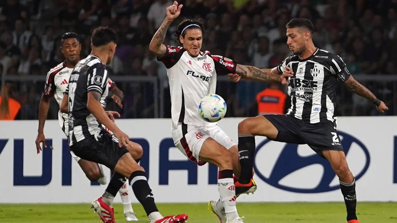 Pedro, atacante do Flamengo, em partida contra o Central Córdoba pela Copa Libertadores de 2025.