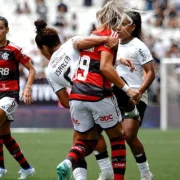Jogadoras do Flamengo em partida de futebol feminino; equipe enfrenta o Fluminense pelas quartas de final da Copa do Brasil Feminina.
