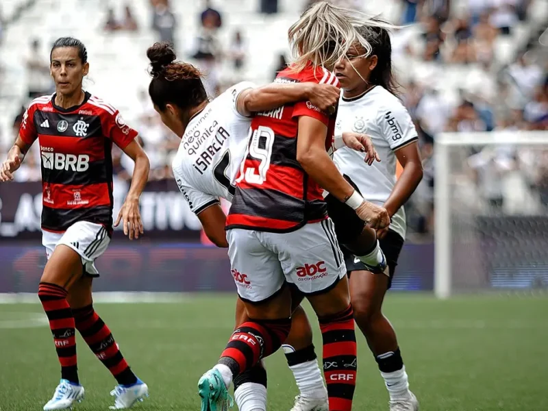 Jogadoras do Flamengo em partida de futebol feminino; equipe enfrenta o Fluminense pelas quartas de final da Copa do Brasil Feminina.