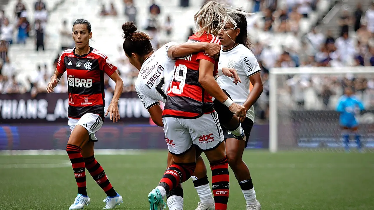 Jogadoras do Flamengo em partida de futebol feminino; equipe enfrenta o Fluminense pelas quartas de final da Copa do Brasil Feminina. Jogadoras do Flamengo em partida de futebol feminino; equipe enfrenta o Fluminense pelas quartas de final da Copa do Brasil Feminina.