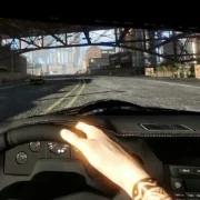 Visão em primeira pessoa de FlatOut 4 VR mostra mãos do motorista no volante de um carro que percorre uma avenida sob uma estrutura metálica.