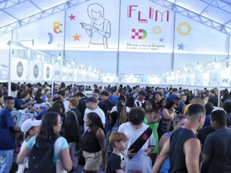 Público participa da Festa Literária Internacional de Maricá na Orla do Parque Nanci