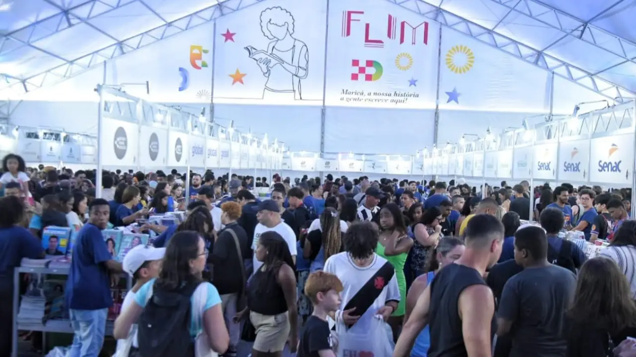 Público participa da Festa Literária Internacional de Maricá na Orla do Parque Nanci