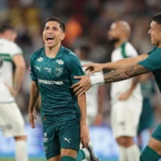 Savarino comemora hat-trick na goleada do Fluminense sobre o Coritiba no Maracanã