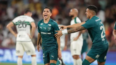 Savarino comemora hat-trick na goleada do Fluminense sobre o Coritiba no Maracanã