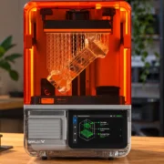 Impressora 3D de resina Form Studio 1, da Formlabs, com gabinete compacto e sistema de fotopolimerização MSLA.