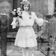 Fotografia histórica de Mary Todd Lincoln com uma figura translúcida atrás dela, apresentada como o espírito de Abraham Lincoln.
