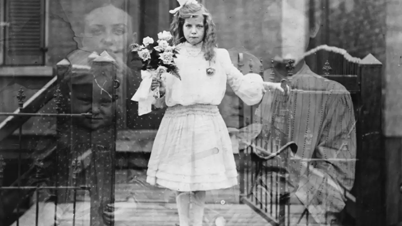 Fotografia histórica de Mary Todd Lincoln com uma figura translúcida atrás dela, apresentada como o espírito de Abraham Lincoln.