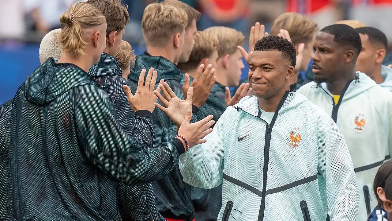 Kylian Mbappé com a Seleção Francesa durante partida internacional em 2026 Kylian Mbappé com a Seleção Francesa durante partida internacional em 2026