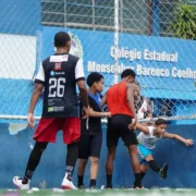 Crianças e adolescentes participam de aula gratuita de futebol no Boaçu, em São Gonçalo