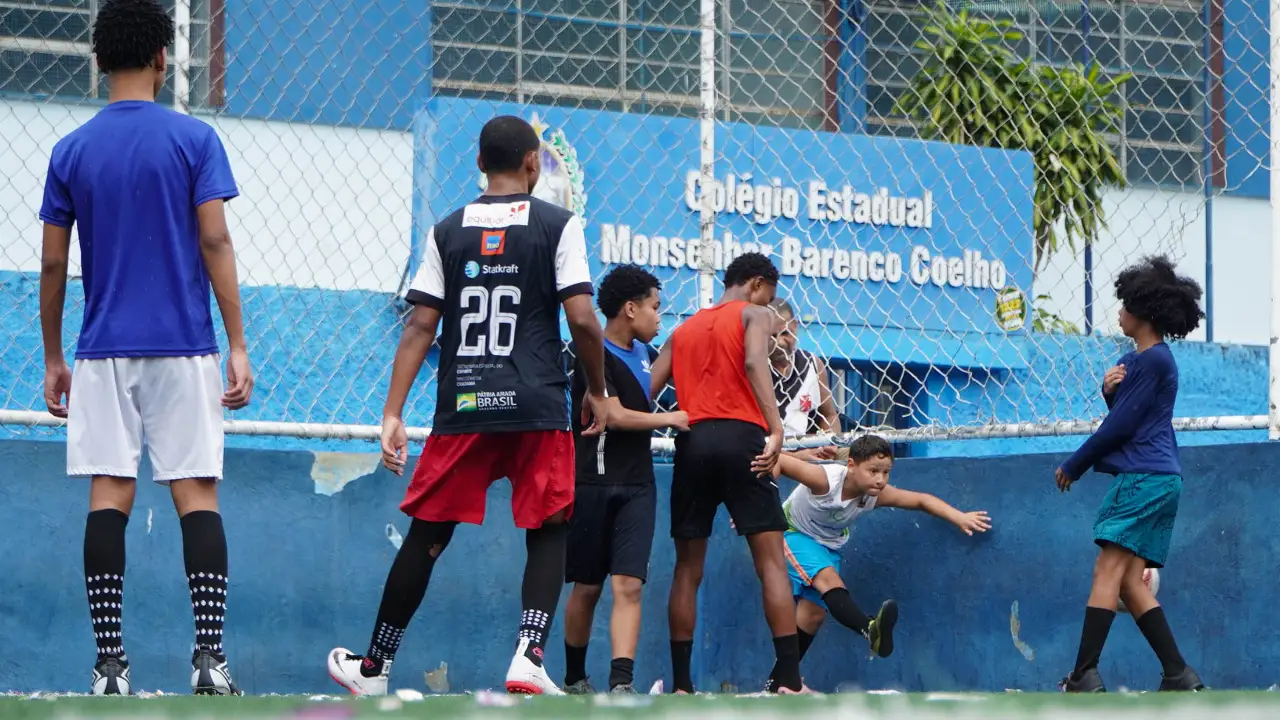 Crianças e adolescentes participam de aula gratuita de futebol no Boaçu, em São Gonçalo