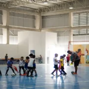 Crianças participam de aula gratuita de futsal em Itaboraí