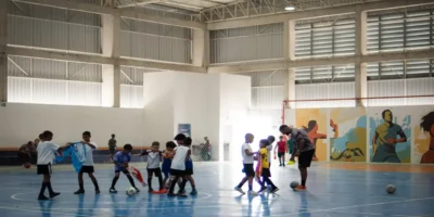 Crianças participam de aula gratuita de futsal em Itaboraí