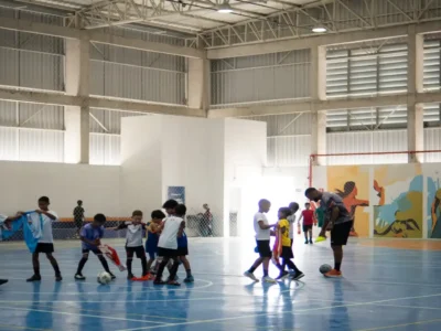 Crianças participam de aula gratuita de futsal em Itaboraí