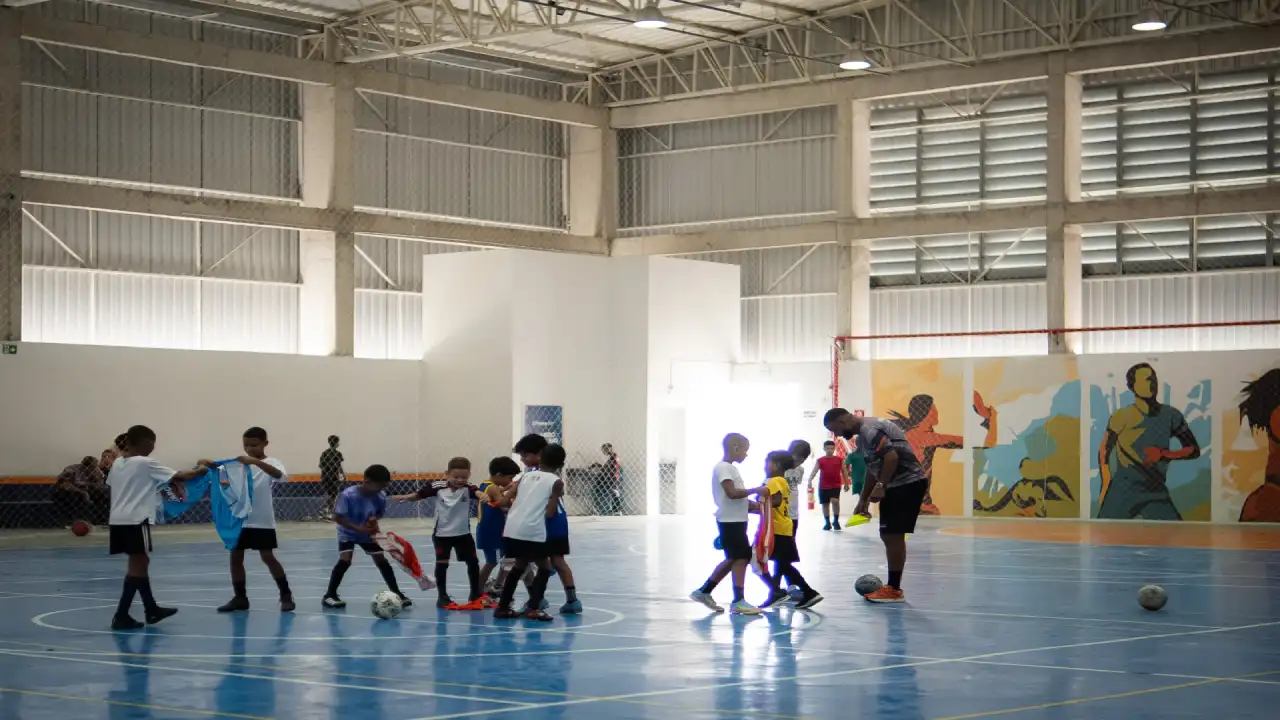 Crianças participam de aula gratuita de futsal em Itaboraí