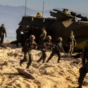 Fuzileiros Navais brasileiros participam de exercício de desembarque anfíbio com veículos militares em área litorânea.