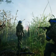 Soldados em cenário de combate de Glory to the Heroes, simulador militar ambientado na guerra entre Rússia e Ucrânia.