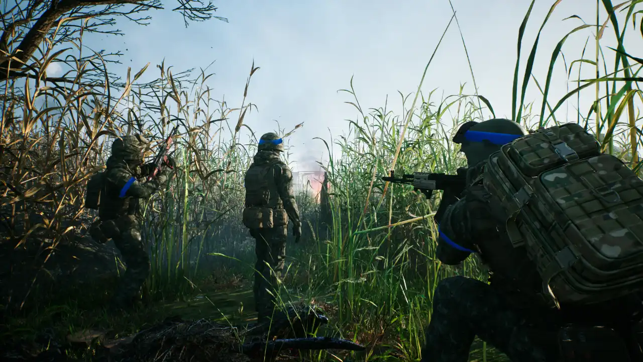 Soldados em cenário de combate de Glory to the Heroes, simulador militar ambientado na guerra entre Rússia e Ucrânia.