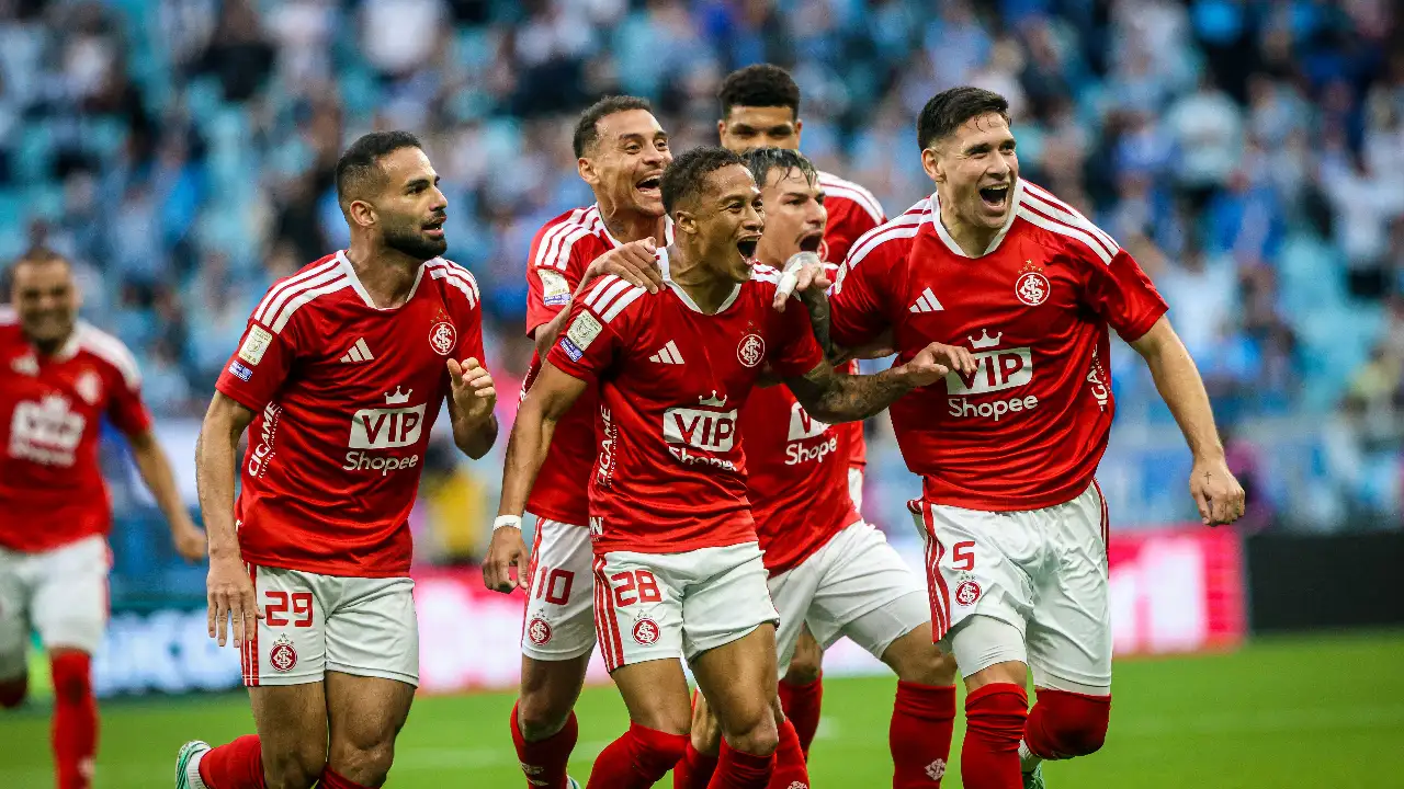 Wallace comemora gol do Grêmio no empate com o Internacional pelo Gre-Nal 455