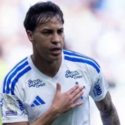 Kaio Jorge comemora um dos três gols pelo Cruzeiro contra o Grêmio na vitória por 4 a 2 pelo Brasileirão 2026