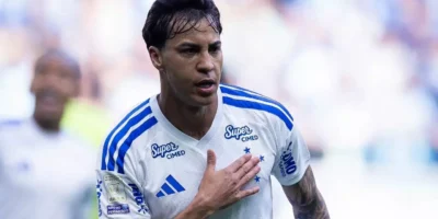 Kaio Jorge comemora um dos três gols pelo Cruzeiro contra o Grêmio na vitória por 4 a 2 pelo Brasileirão 2026