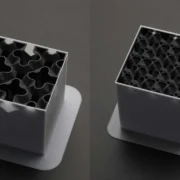 Comparação entre preenchimentos Gyroid e Grid em peças impressas em 3D, mostrando estruturas internas onduladas e em grade.