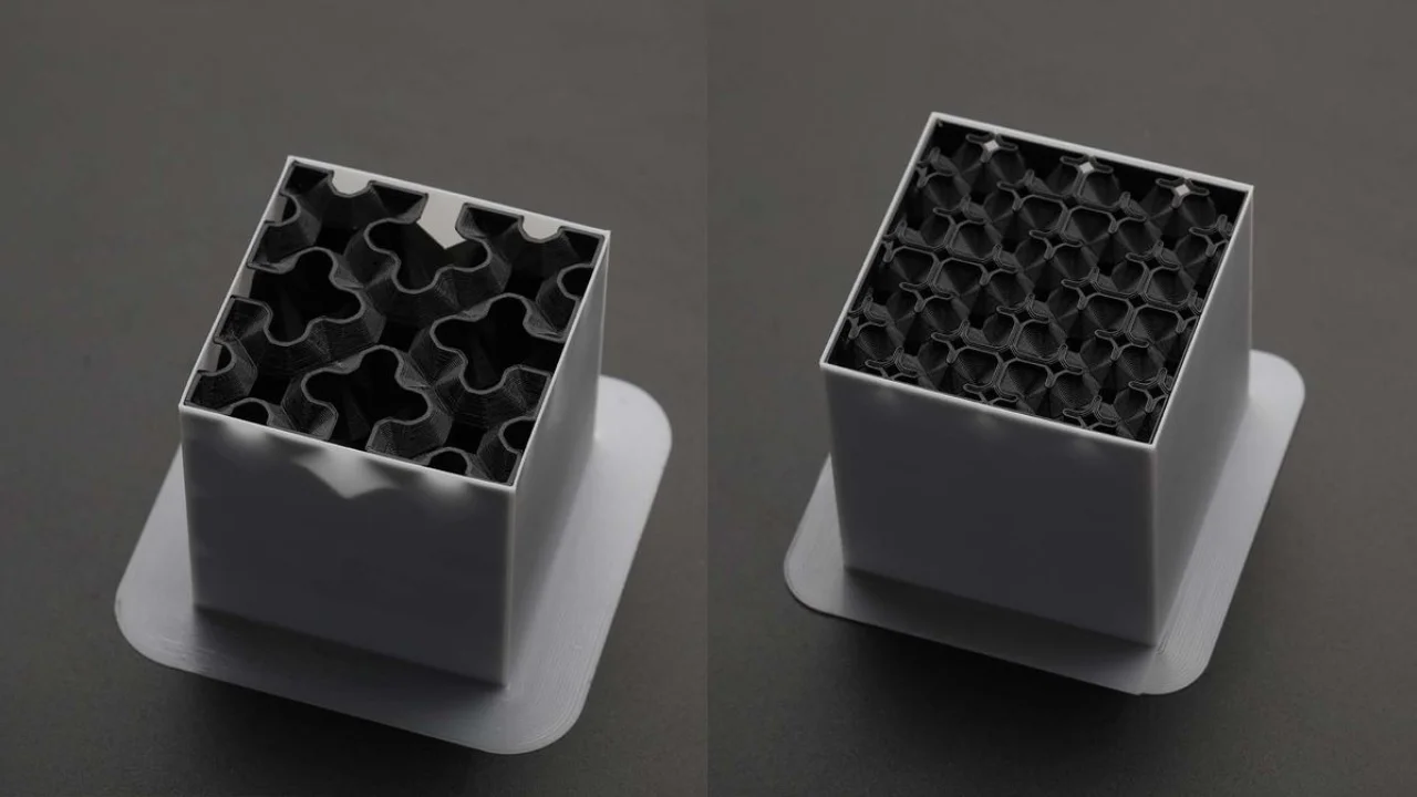Comparação entre preenchimentos Gyroid e Grid em peças impressas em 3D, mostrando estruturas internas onduladas e em grade.