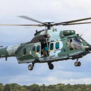 Helicóptero H-36 Caracal da Força Aérea Brasileira em voo durante atividade militar.