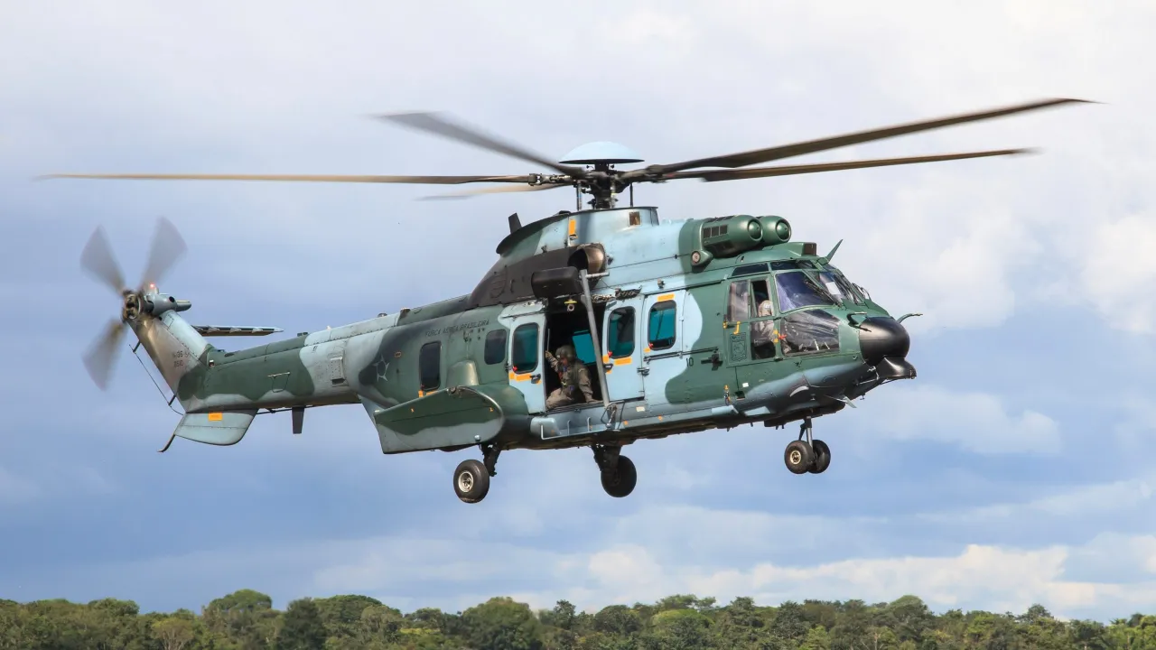 Helicóptero H-36 Caracal da Força Aérea Brasileira em voo durante atividade militar.