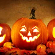 Abóbora esculpida e iluminada, símbolo tradicional do Halloween