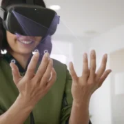 Pessoa utiliza óculos de realidade virtual e interage com as mãos, sem controles físicos, demonstrando a tecnologia Hand Tracking.