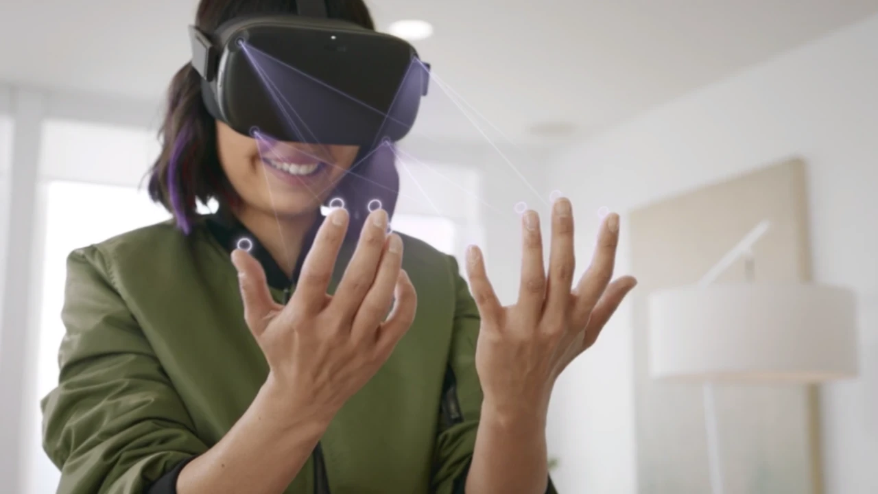 Pessoa utiliza óculos de realidade virtual e interage com as mãos, sem controles físicos, demonstrando a tecnologia Hand Tracking.