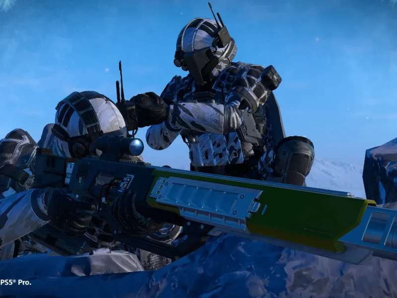 Soldado camuflado com rifle de precisão em imagem de divulgação do bônus Alcance da Autoridade de Helldivers 2.