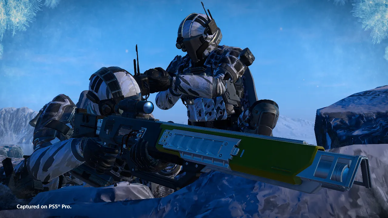 Soldado camuflado com rifle de precisão em imagem de divulgação do bônus Alcance da Autoridade de Helldivers 2.