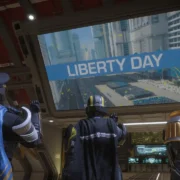 Três soldados de Helldivers 2 assistem à transmissão do Liberty Day em uma tela dentro de uma nave espacial.