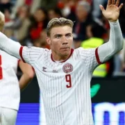 Rasmus Hojlund durante Dinamarca x Portugal pela Liga das Nações