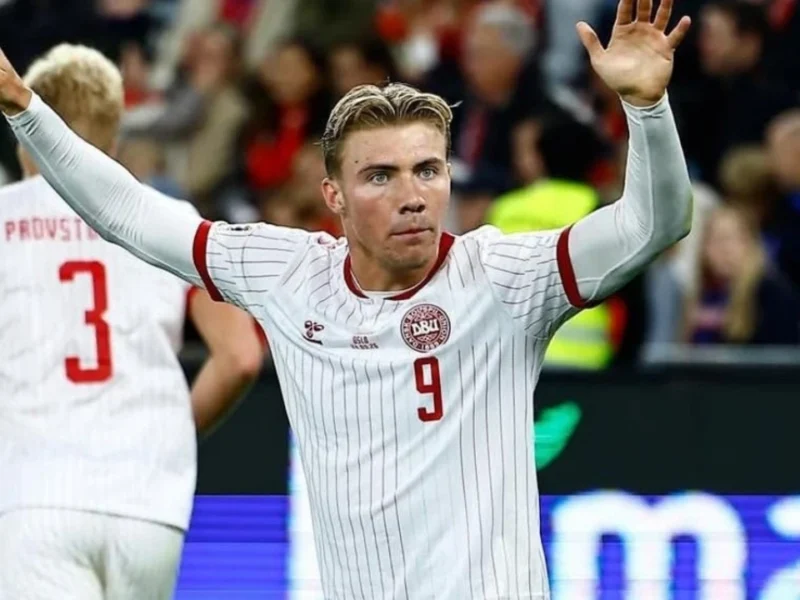 Rasmus Hojlund durante Dinamarca x Portugal pela Liga das Nações
