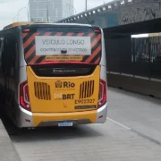 Ônibus do BRT no Rio de Janeiro durante operação de transporte nas Eleições 2026