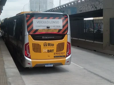 Ônibus do BRT no Rio de Janeiro durante operação de transporte nas Eleições 2026