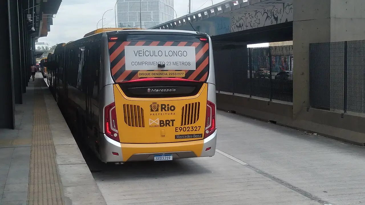 Ônibus do BRT no Rio de Janeiro durante operação de transporte nas Eleições 2026