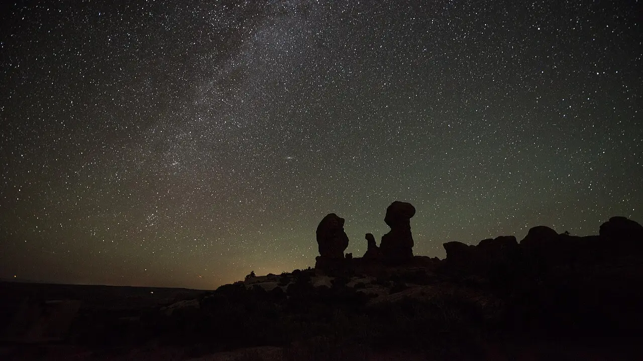 Céu estrelado sobre formações rochosas durante a noite Céu estrelado sobre formações rochosas durante a noite