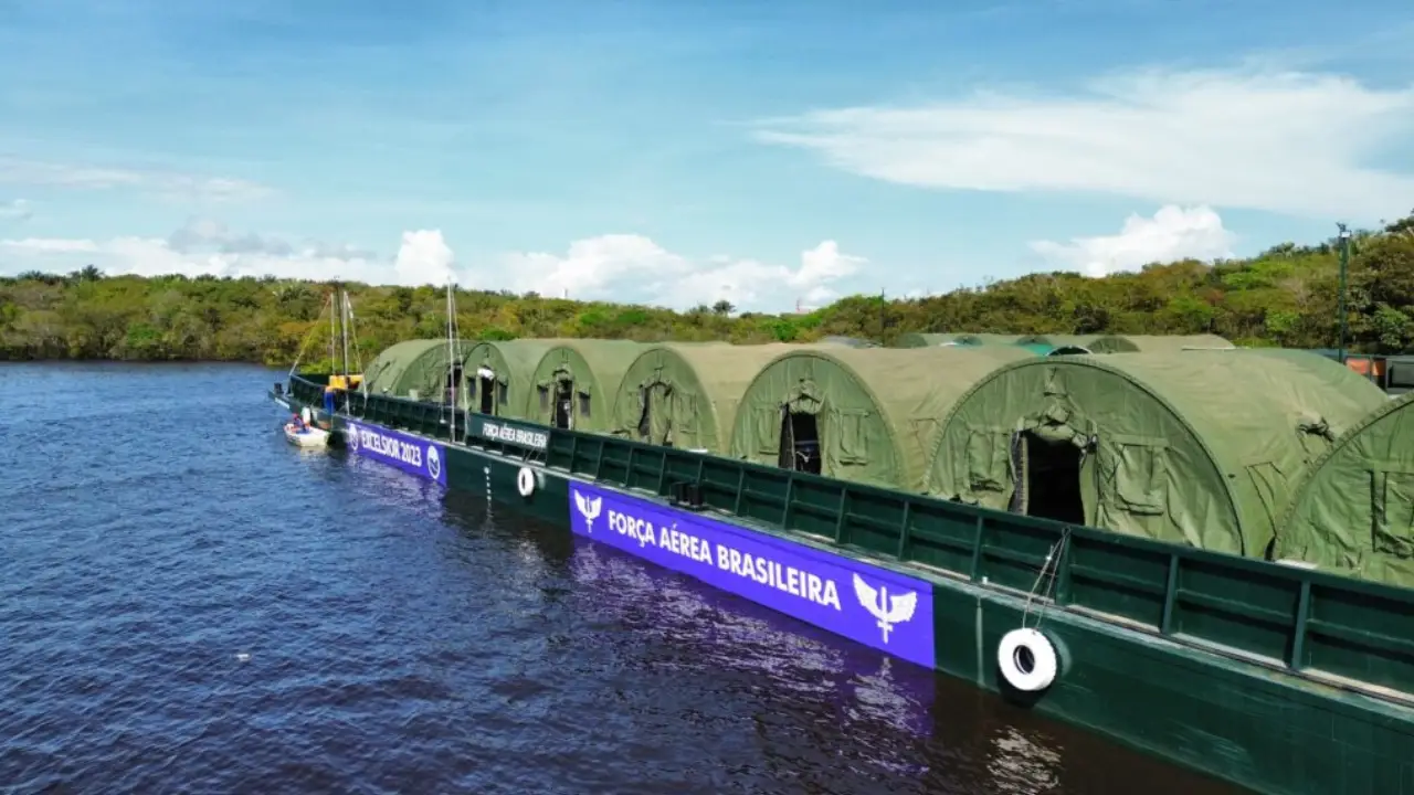 Hospital de campanha flutuante da Força Aérea Brasileira, instalado em balsas com estruturas médicas modulares durante a Operação EXCELSIOR 2026.