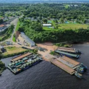 Vista aérea de balsas e estruturas do hospital de campanha da FAB, com instalações de apoio às margens de um rio durante a Operação EXCELSIOR 2026.