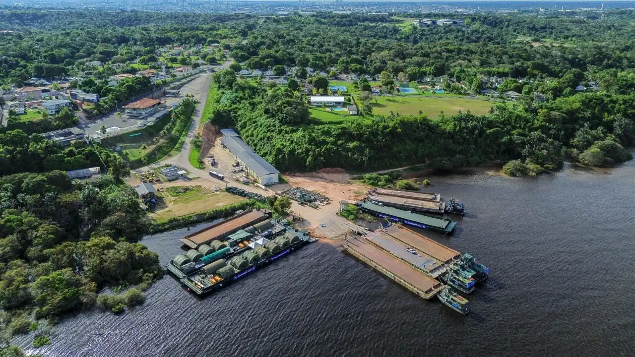 Vista aérea de balsas e estruturas do hospital de campanha da FAB, com instalações de apoio às margens de um rio durante a Operação EXCELSIOR 2026.